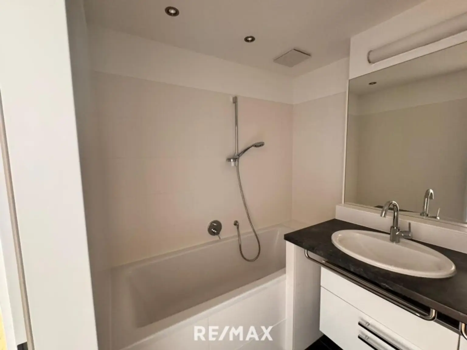 DACHGESCHOSSWOHNUNG MIT STIL&TOPLAGE NAHE ROCHUSMARKT