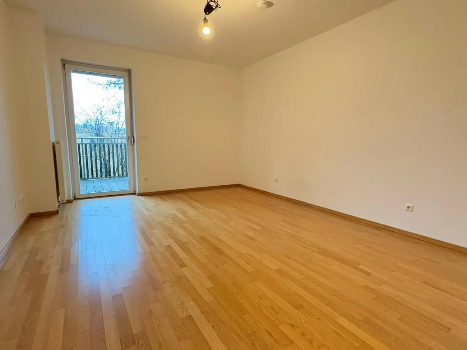 Schlafzimmer mit Ausgang auf die Terrasse