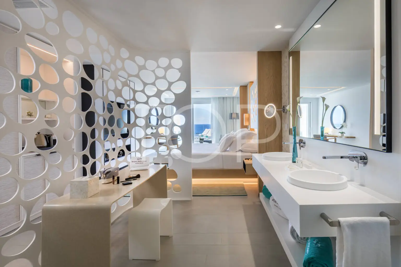 RHCB Juniorsuite front sea view with hot tub (4)