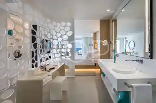 RHCB Juniorsuite front sea view with hot tub (4)