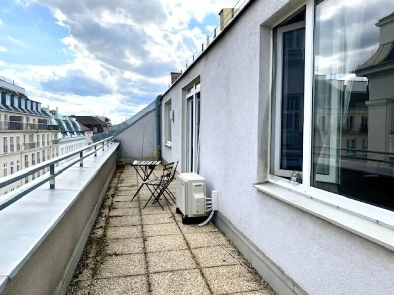 Terrassentraum mit herrlichem Fernblick: 3 Zimmer, Küche und 46 m2 Terrassen im 5.Stock, Stellplätze im Hof mitbenützbar, Nähe U1-Taubstummerngasse + Belvedere!