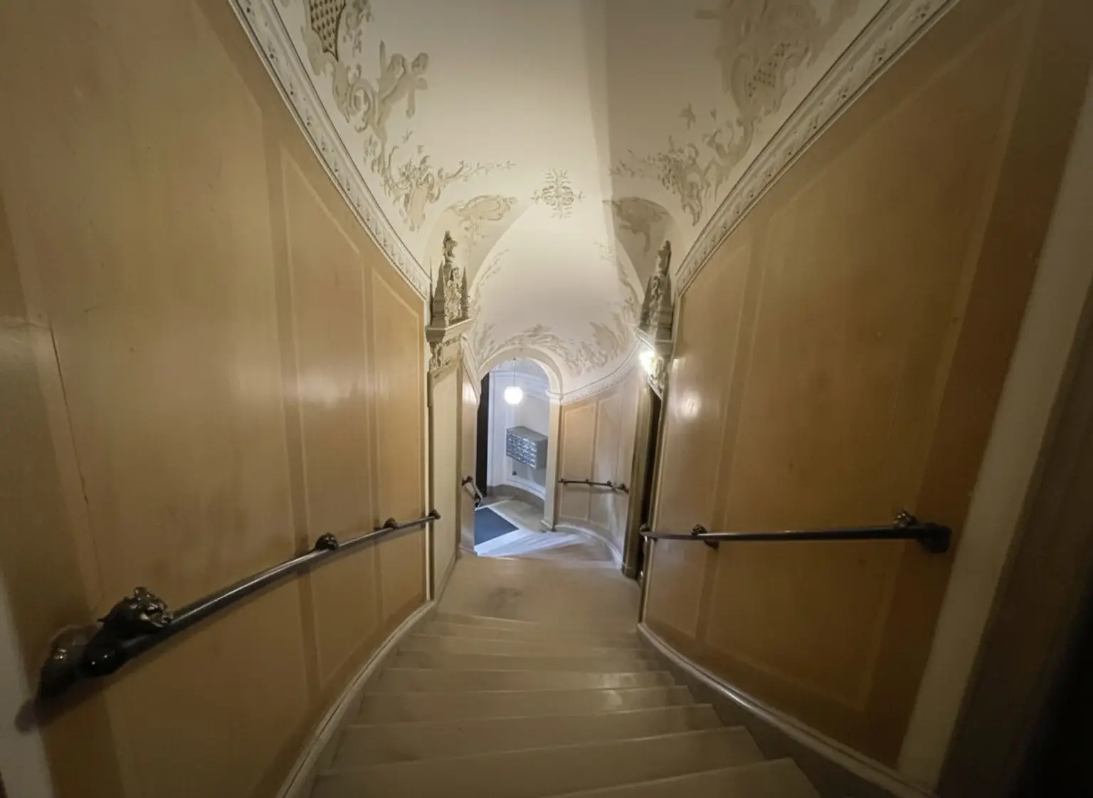 Top-Lage beim Stephansplatz: Moderne, klimatisierte Dachgeschoßwohnung im stilvollen Haus