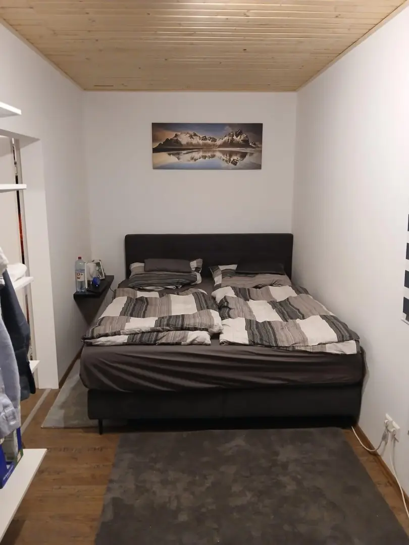 Schlafzimmer mit Schränken