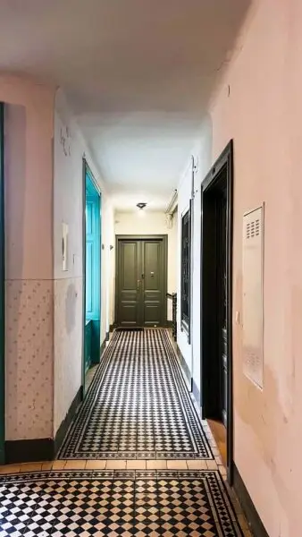 3-ZIMMER-ALTBAU MIT BALKON - SANIERUNGSBEDÜRFTIG IN TOP LAGE!