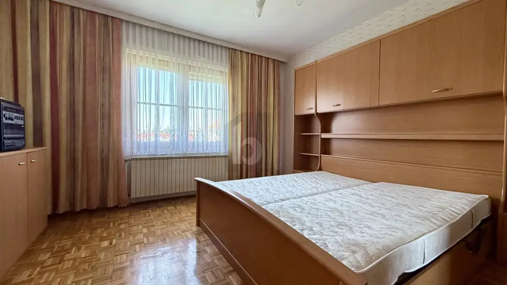 BUNGALOW MIT XXL GARTEN, KELLER & NEBENGEBÄUDE IN TOP RUHELAGE
