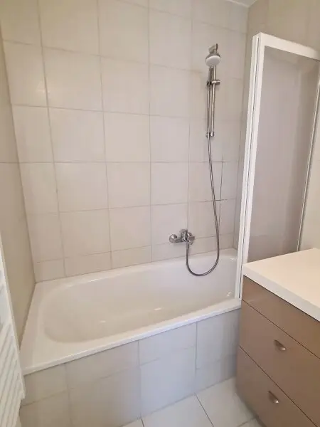 INNSTRASSE, FERNBLICK, unbefristete 97 m2 Dachgeschoß-Maisonette mit Loggia, 2 Zimmer, Komplettküche, Wannenbad, Parketten, gefördert