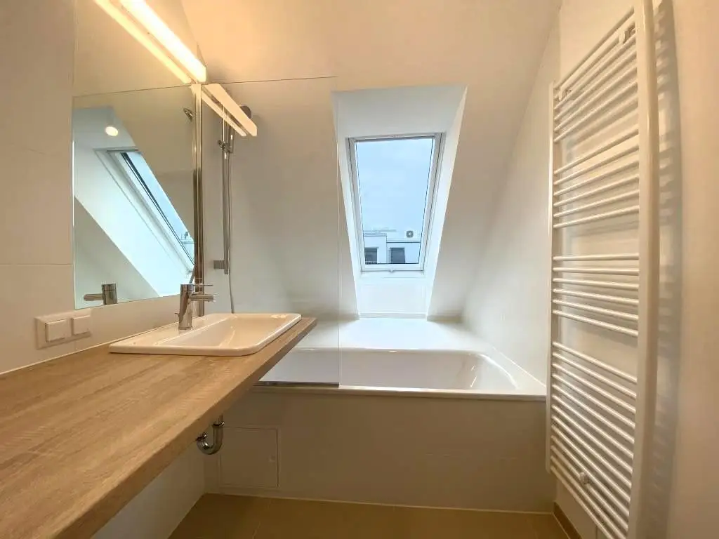 Oberstes Stockwerk! Klimatisierte DG-Wohnung mit 10m² Terrassenfläche!!!