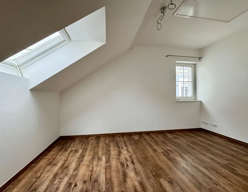 Dachgeschoss trifft Design - wohnen im Herzen von Pettenbach.