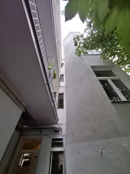 Mittelzinshaus mit strukturierter Fassade in Kaisermühlen - UNO-City/Alte Donau