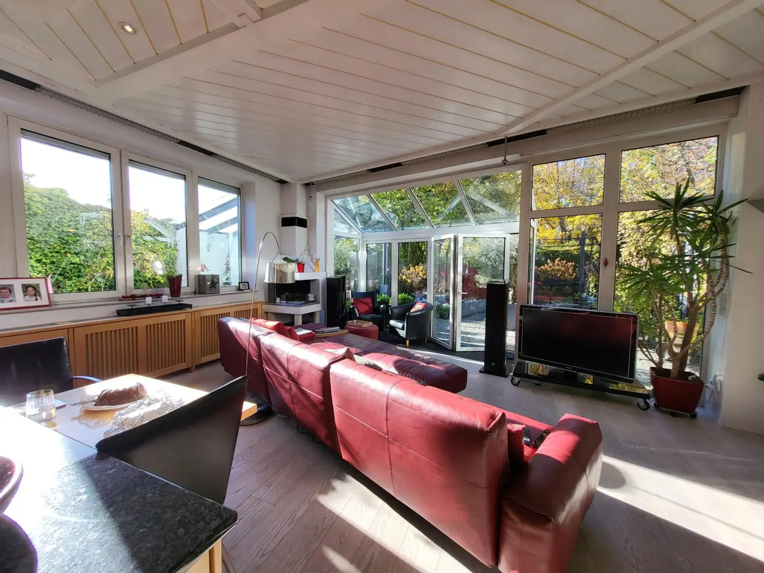 Leistbarer Wohntraum für 2 Familien mit XXL-Wintergarten, bombastischer Dachterrasse, großzügiger Gartenoase, Schwimmteich, Garage & Doppelcarport