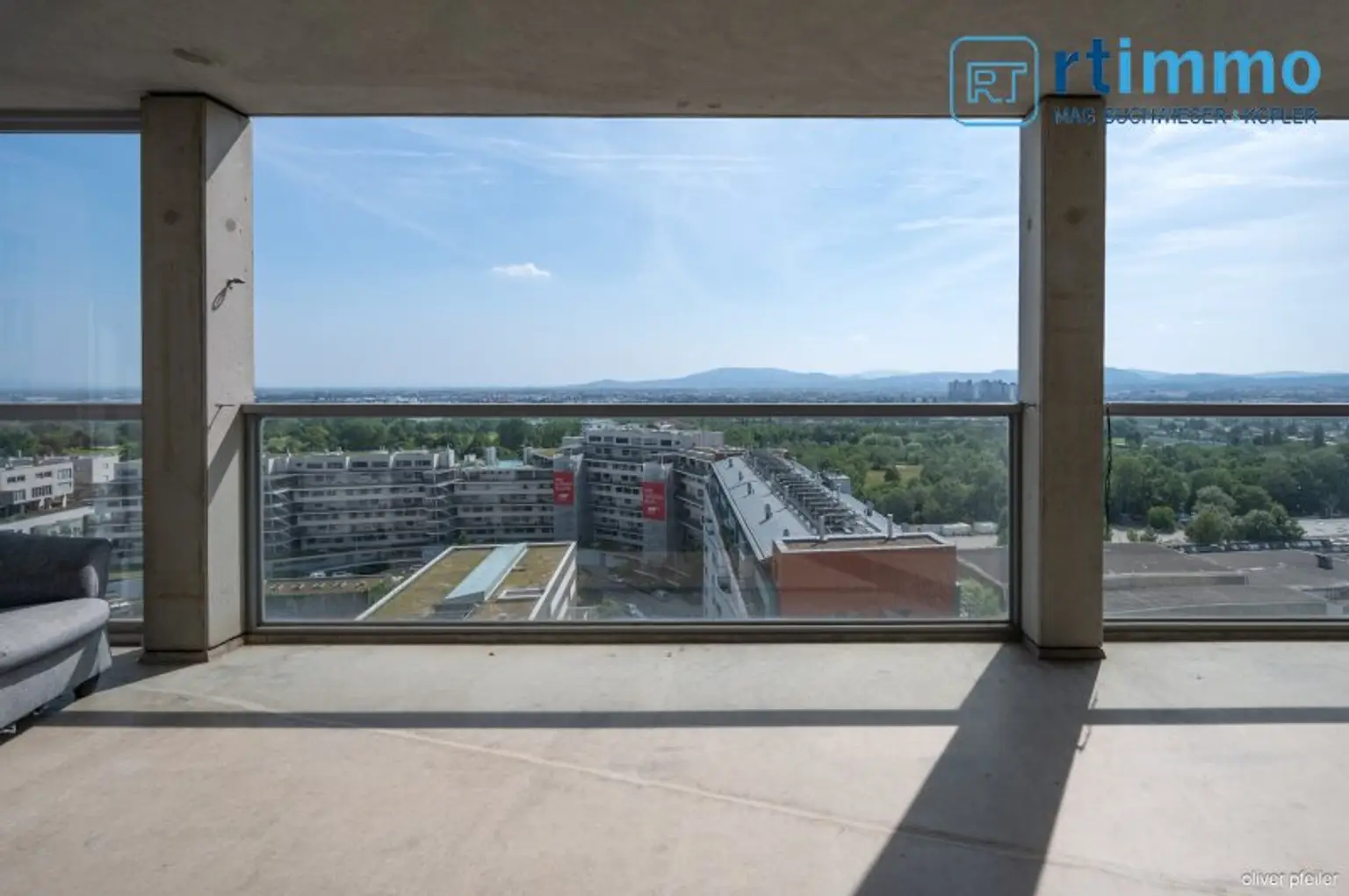 Himmelblau überall, 104m² mit über 23m² Freifläche auf 3,5 Zimmern. Atemberaubender Ausblick soweit das Auge reicht!