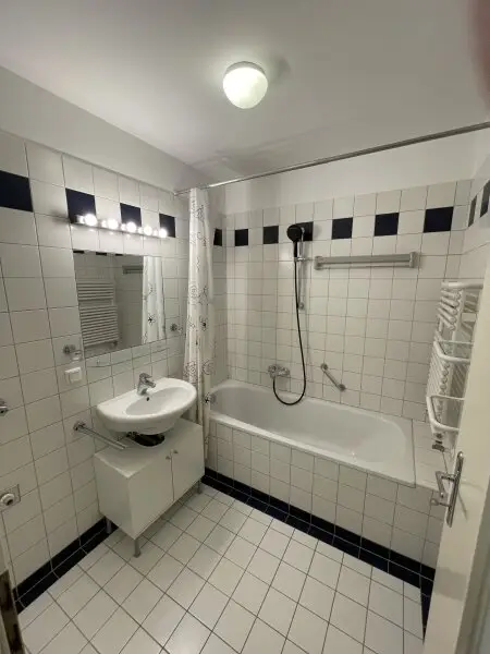 MODERNES 42 m²-APARTMENT BEIM KARLSPLATZ - GARAGE!