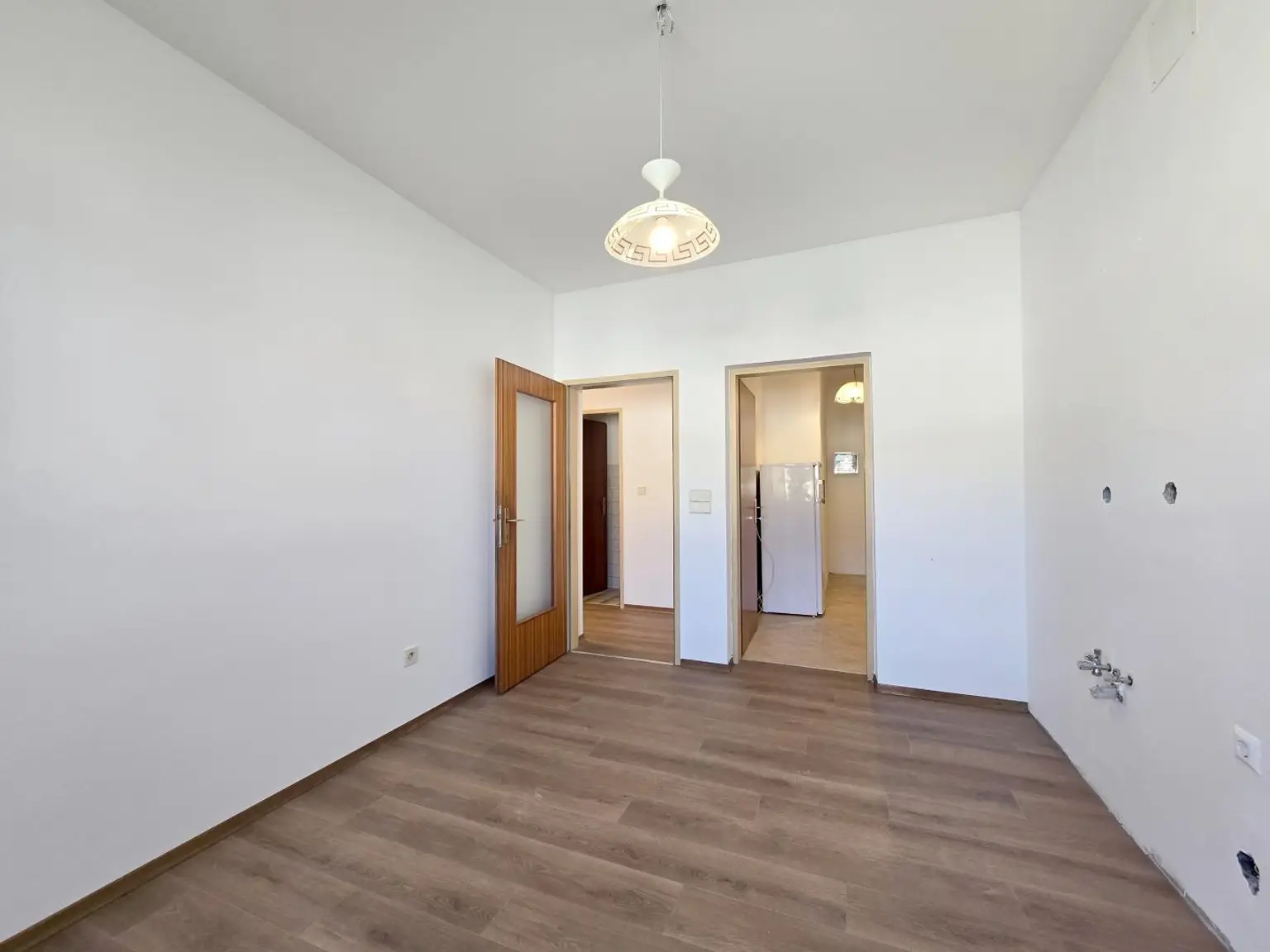 dzt leere Küche (wird möbliert) mit Speis