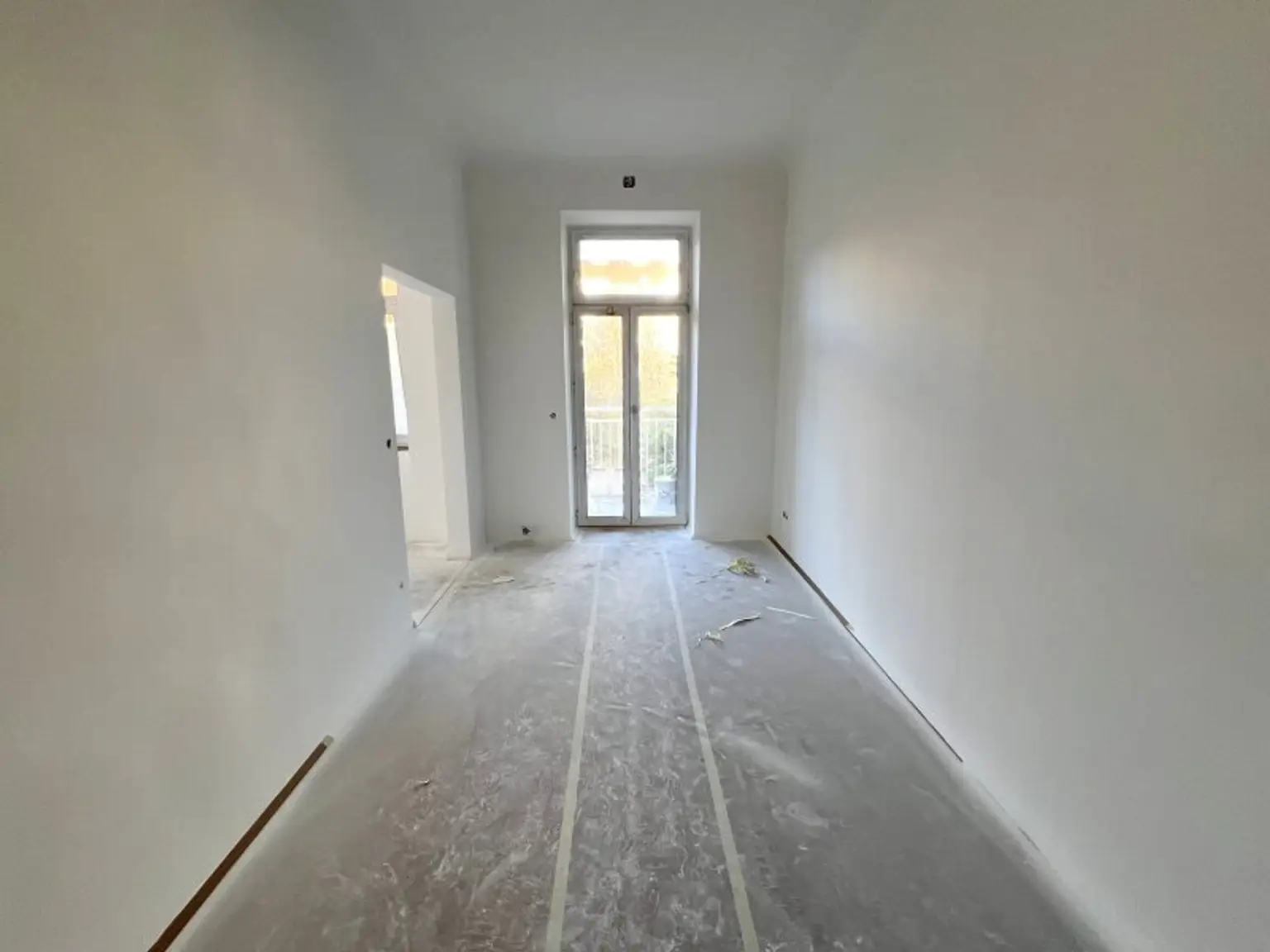 ERSTBEZUG NACH SANIERUNG: Ansprechende 6-Zimmer-Altbauwohnung mit Balkon, unweit von Kutschermarkt