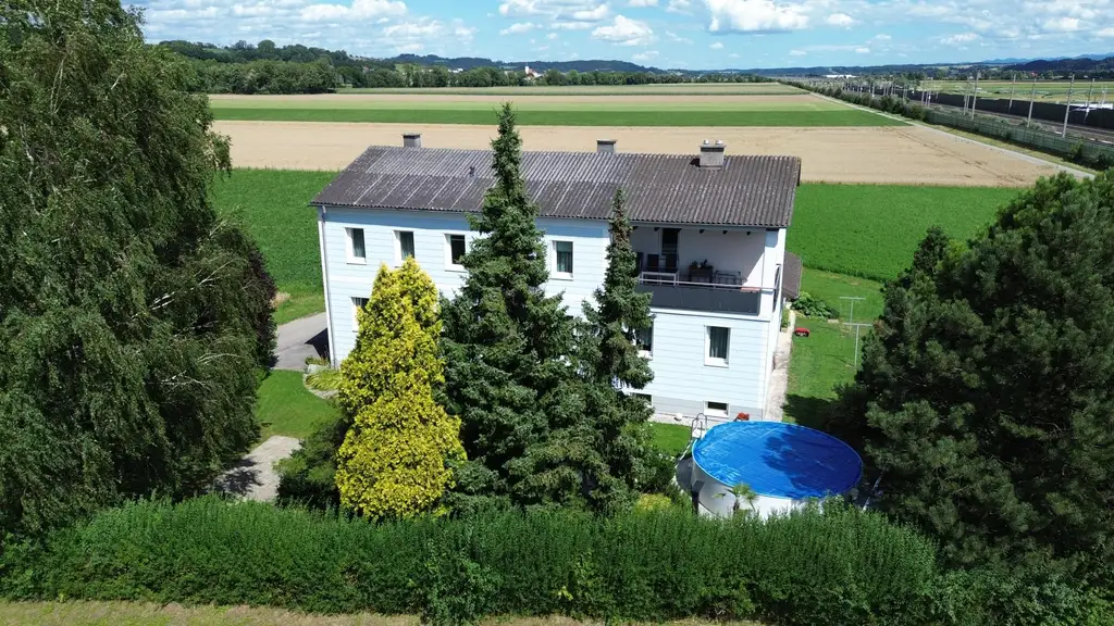 Zweifamilienhaus in ländlicher Alleinlage mit landw. Grundfläche