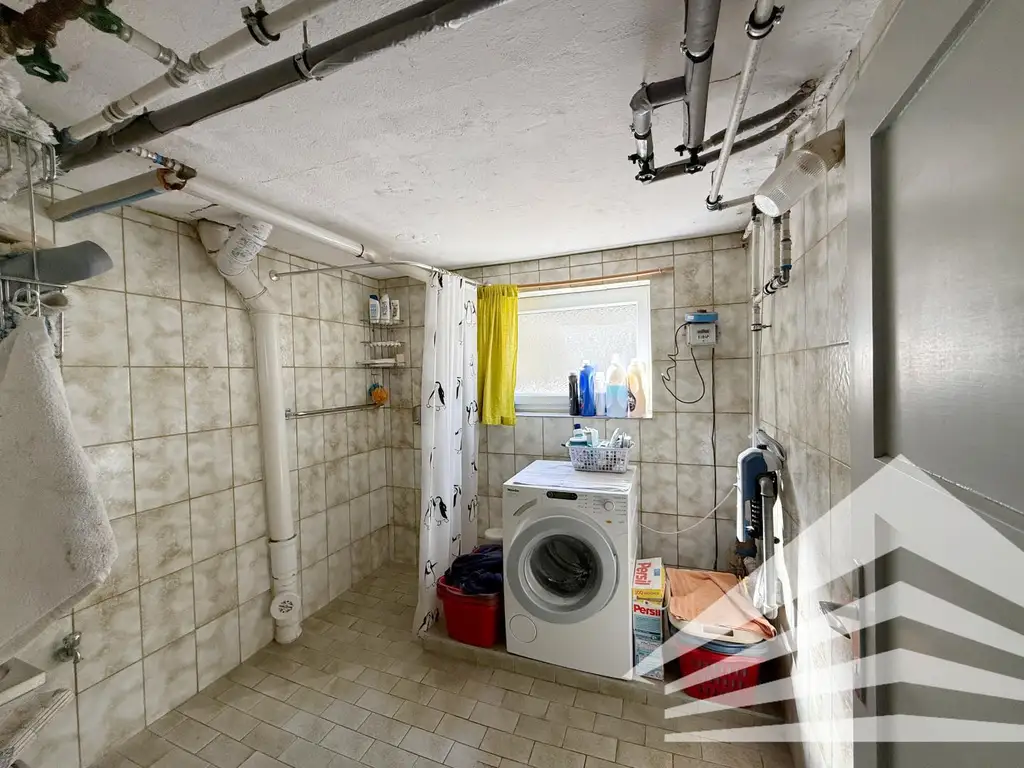 Großzügiges Mehrfamilienhaus in schöner Aussichtslage in Abwinden! 2 Garagen Plus Carport!