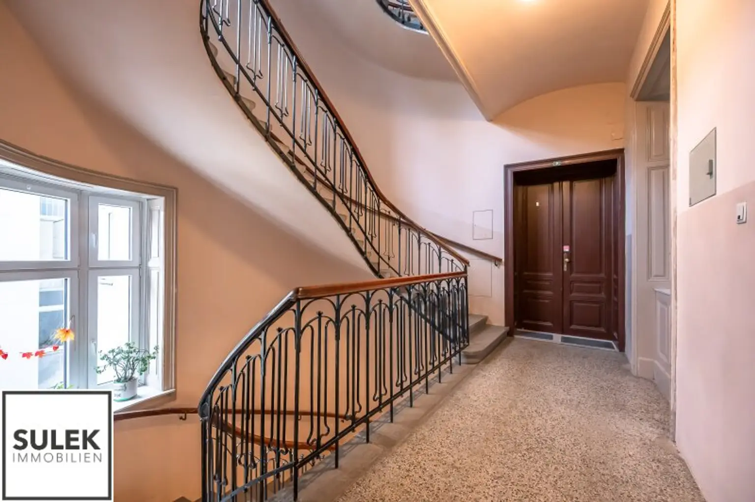 Adaptierungsbedürftige Erkerwohnung direkt beim Schloss Schönbrunn - 3 Zimmer