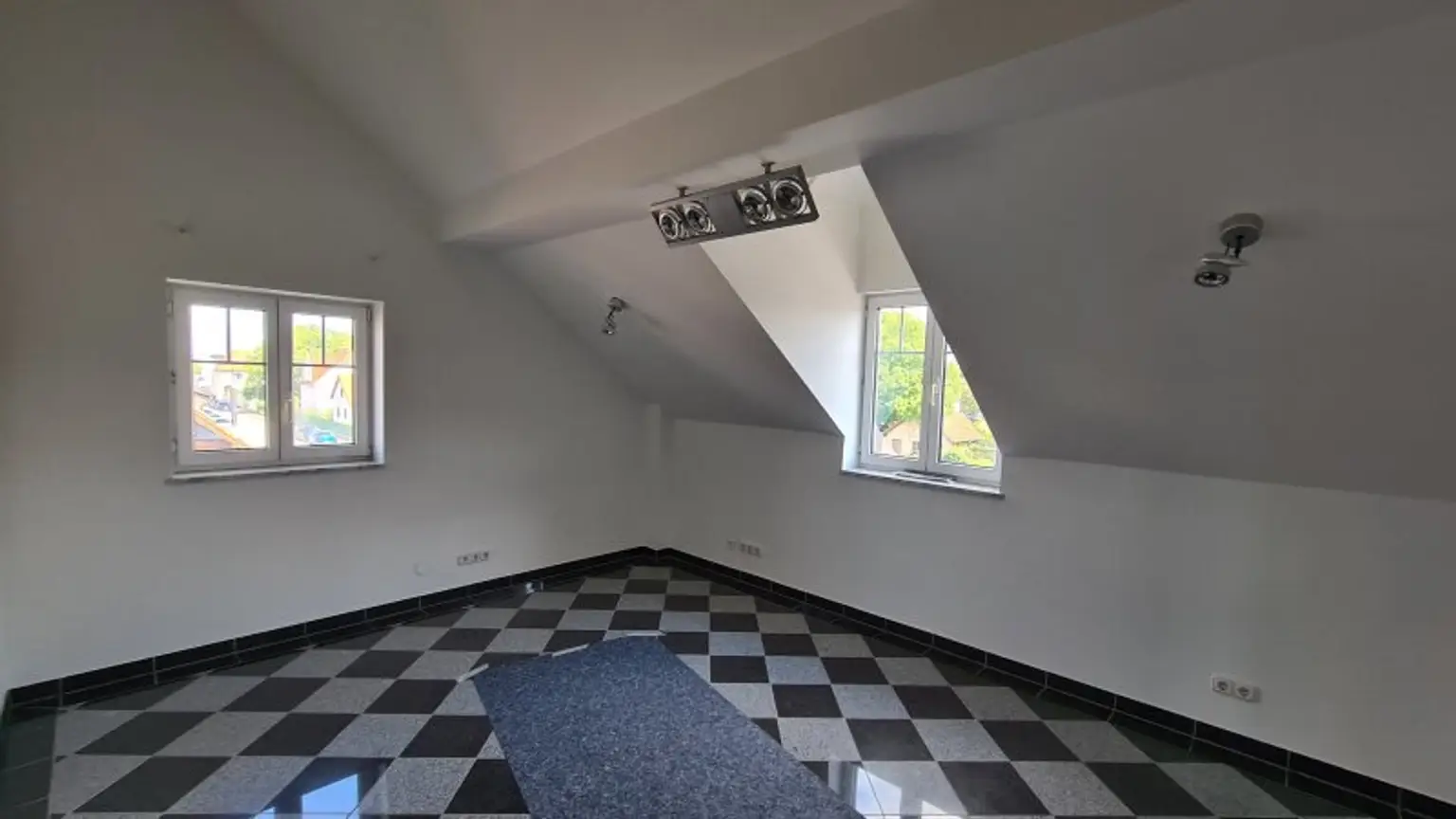 Sehr ruhige Siedlungslage - Riesige (teilbare)  Etagenwohnung mit 2 Balkonen, Garage, Sauna in einem sehr gepflegten Haus