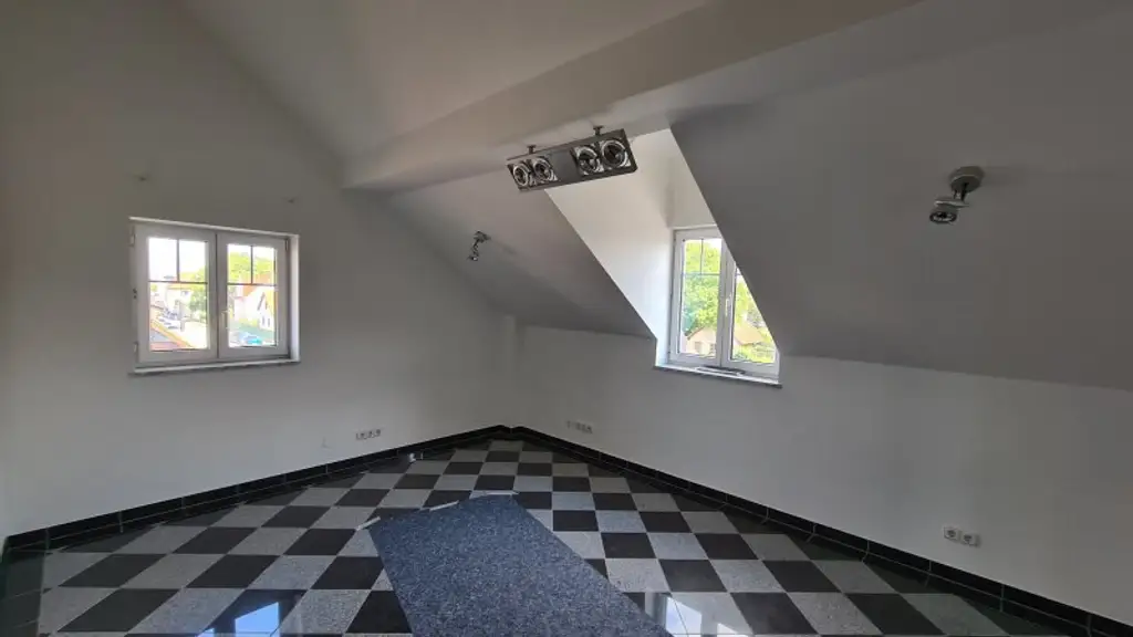 Sehr ruhige Siedlungslage - Riesige (teilbare)  Etagenwohnung mit 2 Balkonen, Garage, Sauna in einem sehr gepflegten Haus