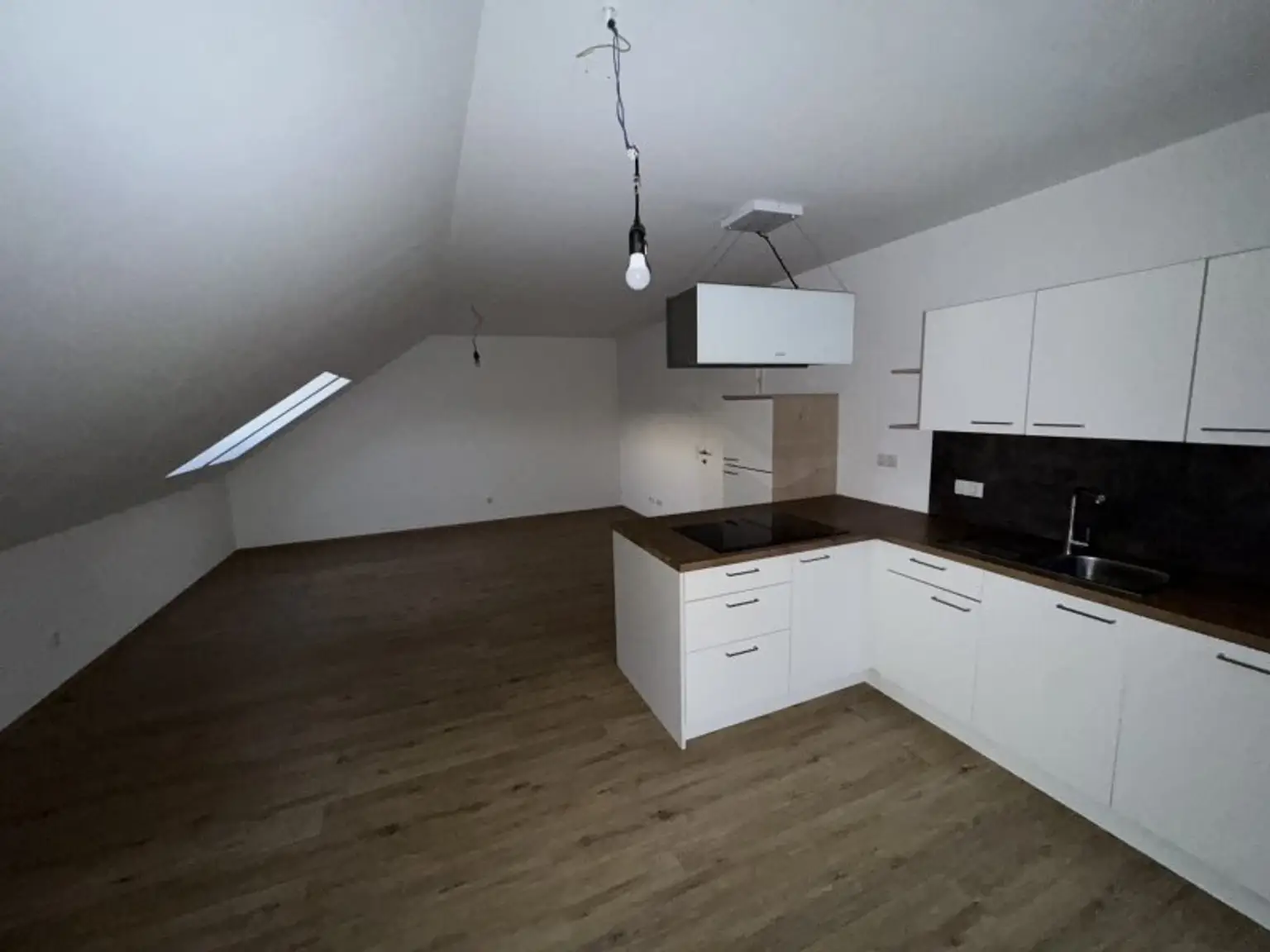 GROßZÜGIGE 4-ZIMMER DACHGESCHOSSWOHNUNG MIT BALKON! AB SOFORT VERFÜGBAR!