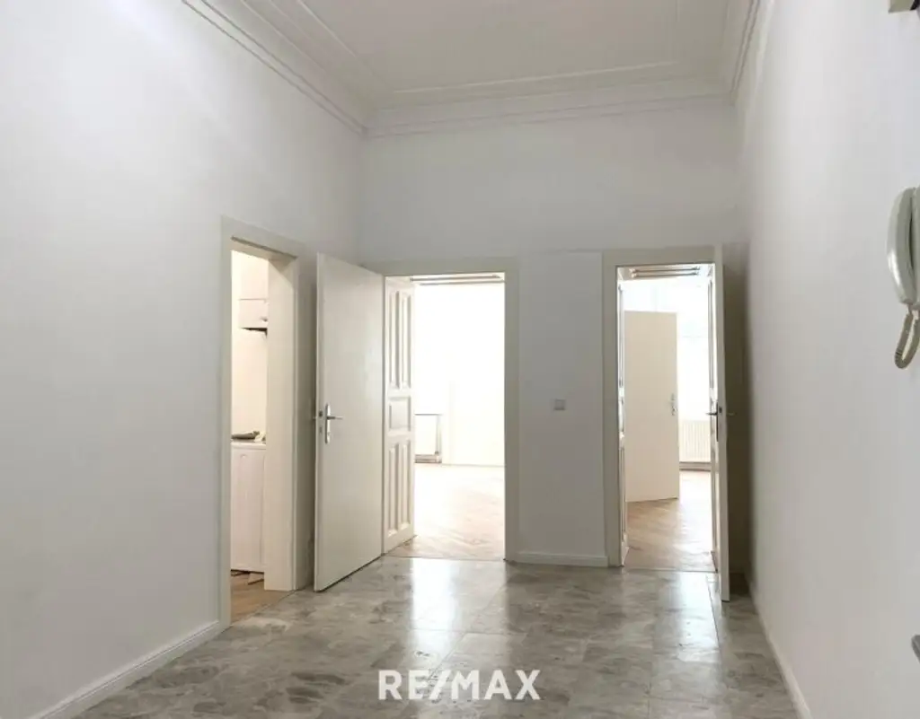 Erstbezug nach Sanierung - Altbau-Flair in AKH/U6-Nähe!