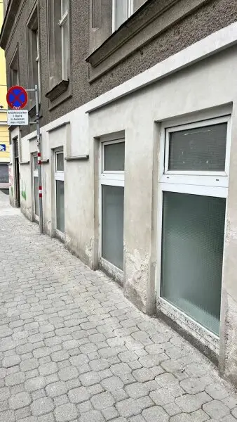 Frisch renovierte Lager- oder Gewerbefläche nahe Kardinal-Nagl-Platz