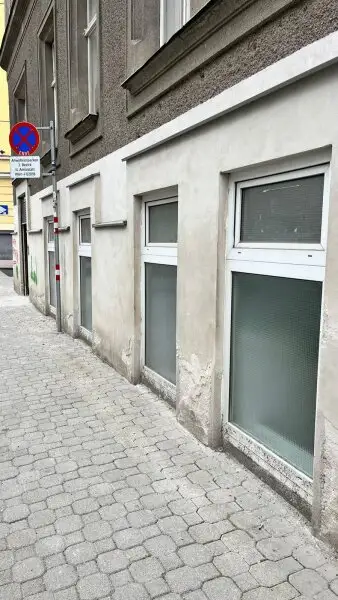 Frisch renovierte Lager- oder Gewerbefläche nahe Kardinal-Nagl-Platz