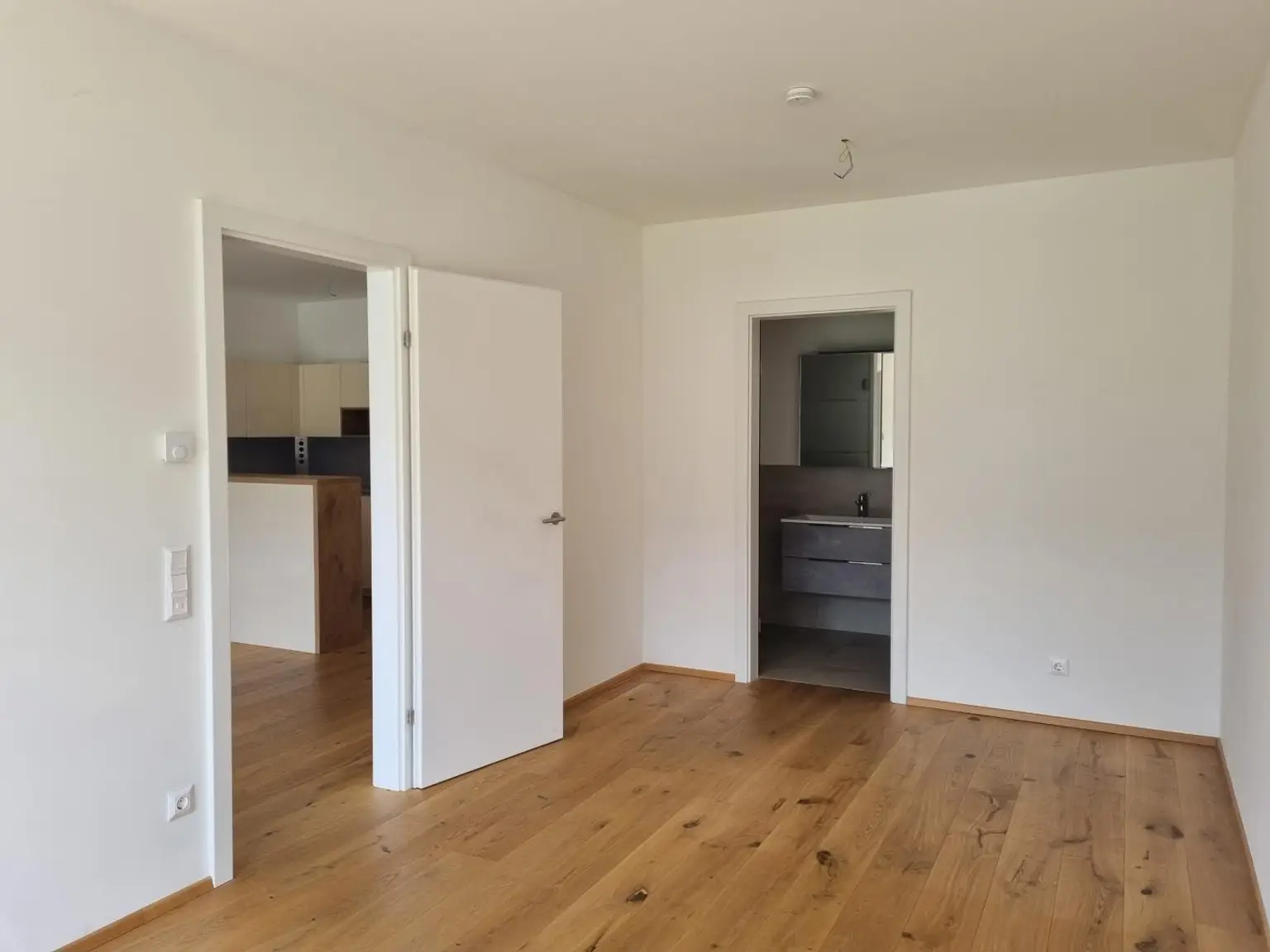Moderne Neubau-Mietwohnung mit zwei Tiefgaragenplätzen