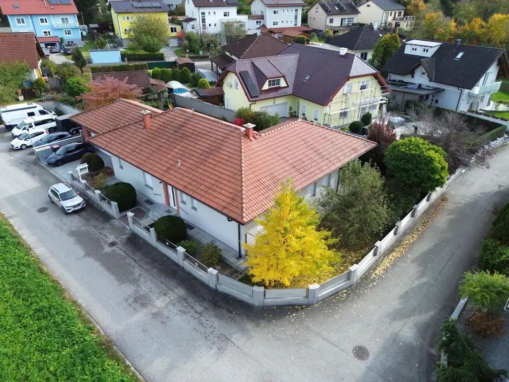 XXL Traum Bungalow mit Kachelofen überdachter Terrasse, Gartenoase, Wohnkeller und Doppelgarage  im Laahfeld /Ansfelden
