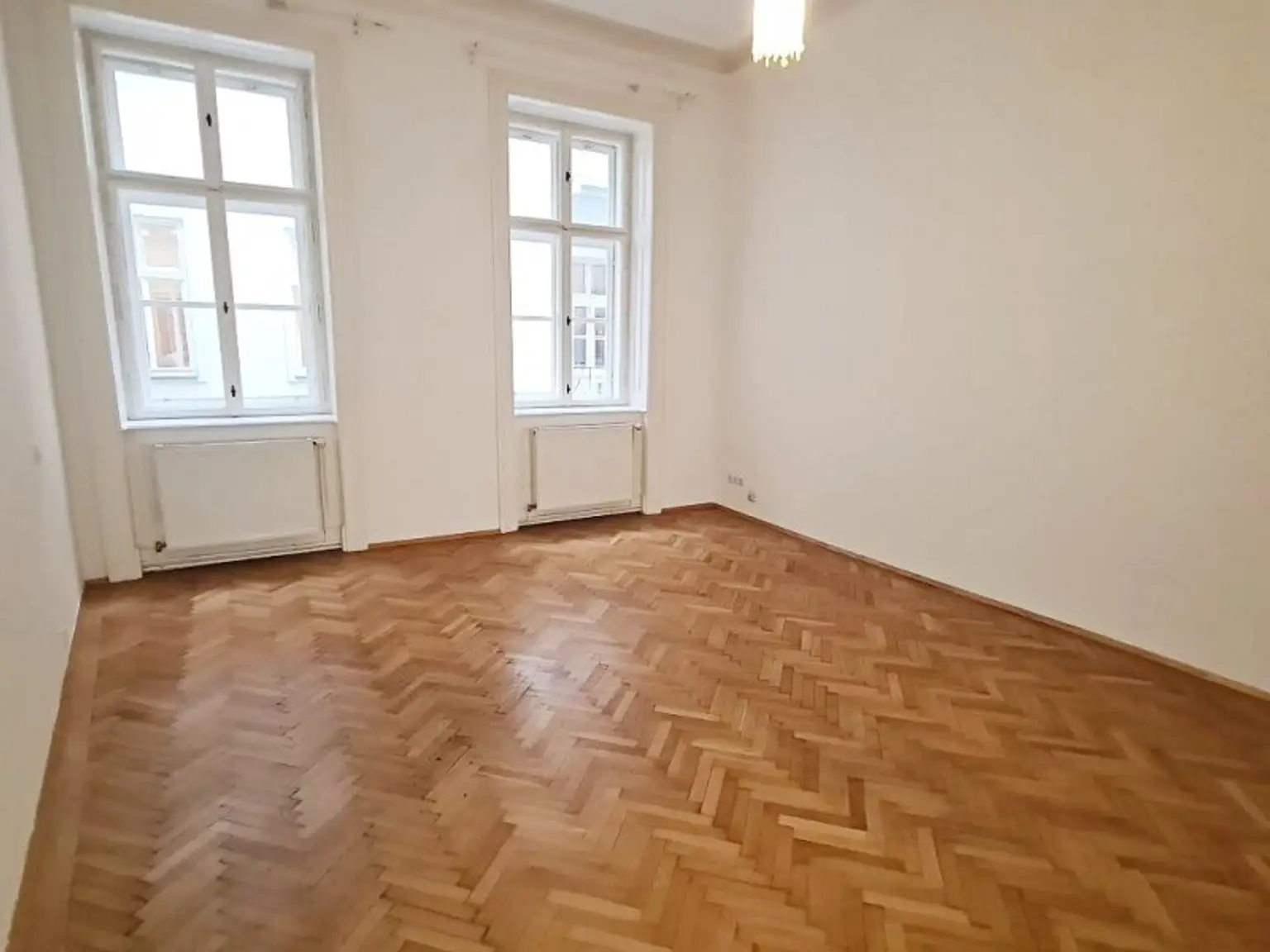 AM GRABEN-NÄHE, 95 m2 Altbau mit Balkon, 2 Zimmer, Komplettküche, Wannenbad, Parketten, 4. Liftstock, Flügeltüren, Spiegelgasse