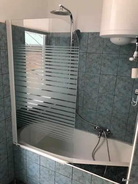 Bad mit Wanne, Fenster, Waschmaschinen-Anschluss