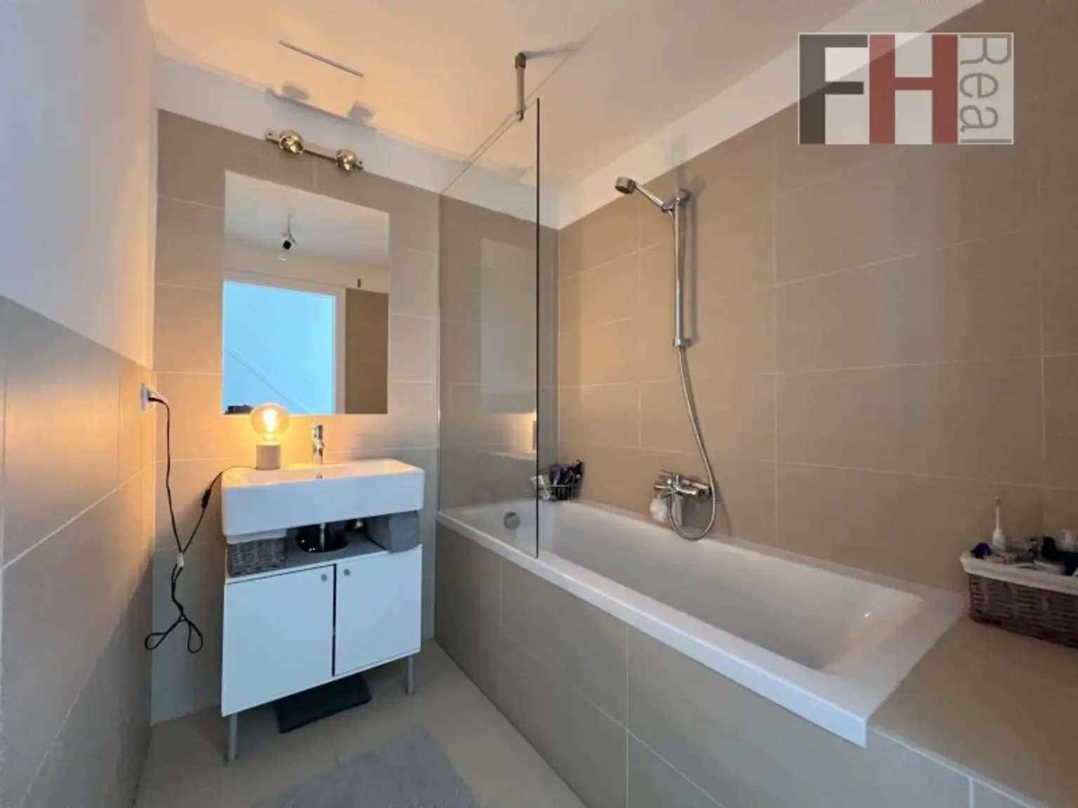 Neuwertige Dachgeschossmaisonette in Mariahilfer TOP-Lage, 2,5 Zimmer, 2 Terrassen Richtung Nord/West in ruhigen Innenhof!