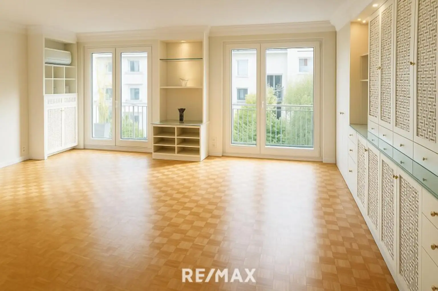 Wohnzimmer, Blick zur Loggia nach Süden