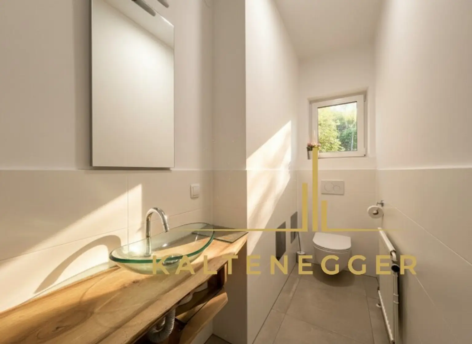 Klosterneuburg: Großzügiges Anwesen mit 2 Wohneinheiten, Indoorpool und 3.606 m² Grundstück