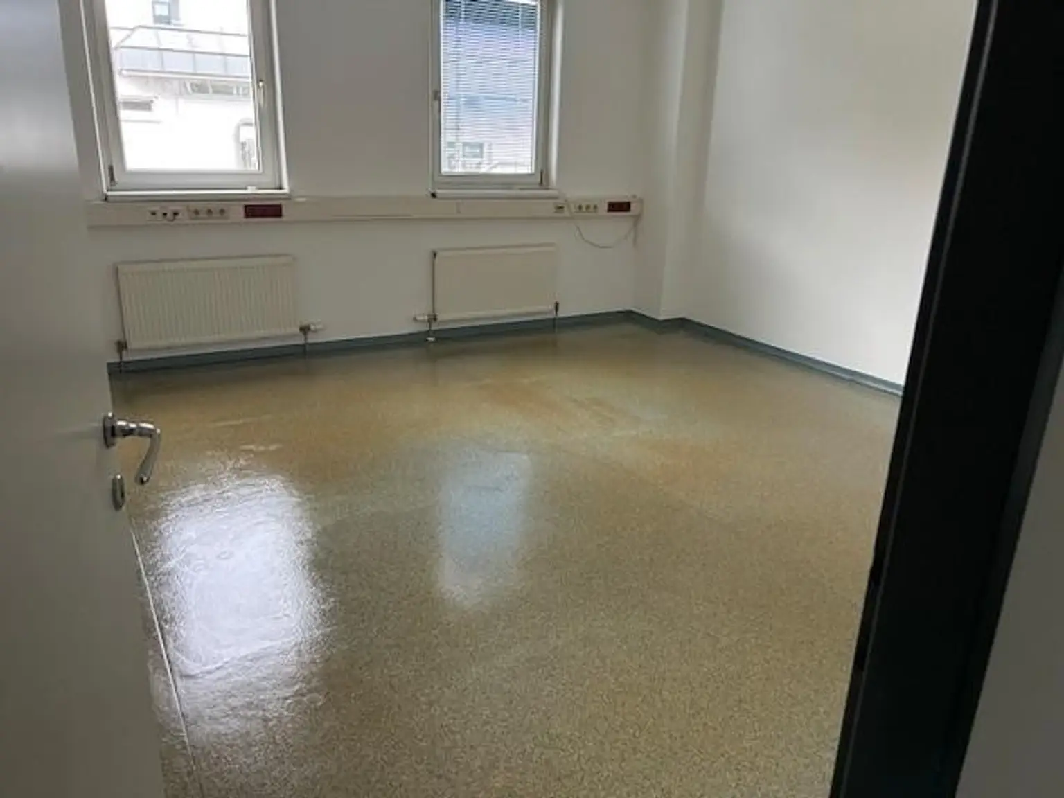 2 Büroflächen in Traun direkt an der B 1 zu vermieten    175 m2 und 170 m2