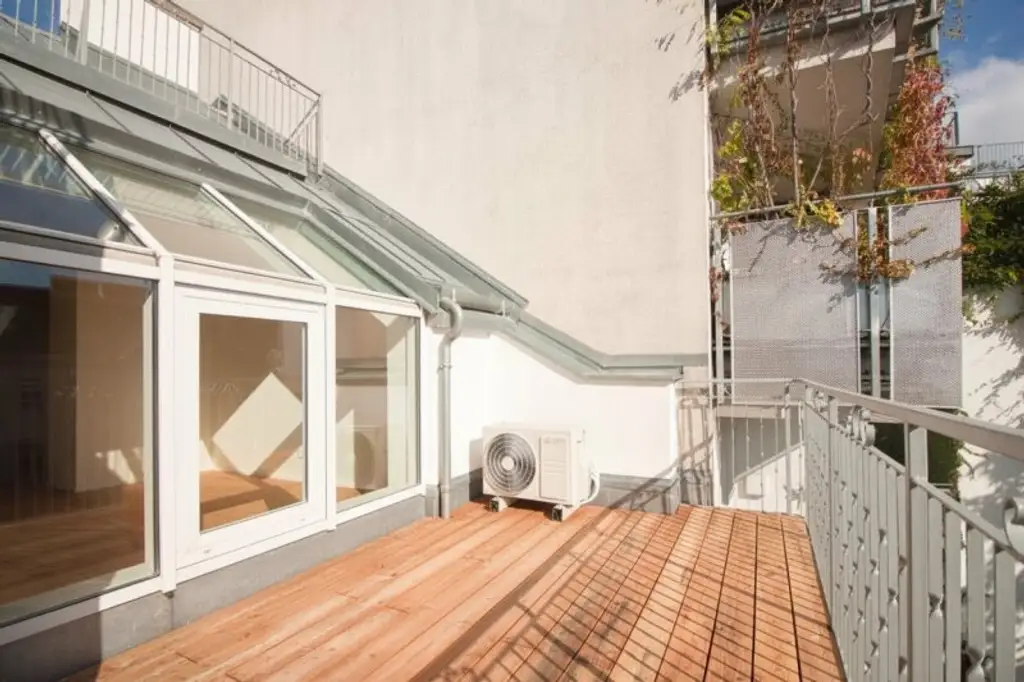 ERSTBEZUG | in 2005 ausgebautem DG | Terrasse auf Wohnebene und Dachterrasse mit Blick auf Gloriette | Klimaanlage