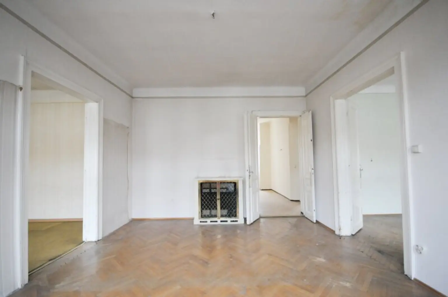 3-ZIMMER-ALTBAU MIT BALKON - SANIERUNGSBEDÜRFTIG IN TOP LAGE!