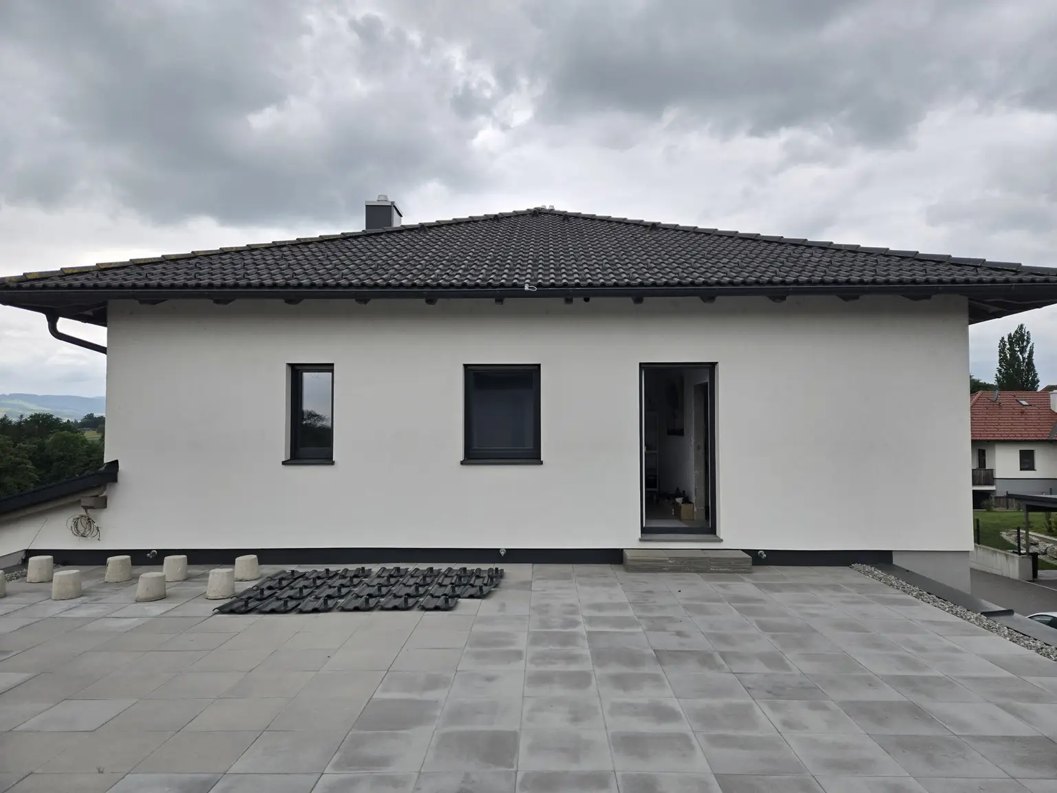 Großzügige Terrasse mit frostsicherem Wasserarmaturenanschluss