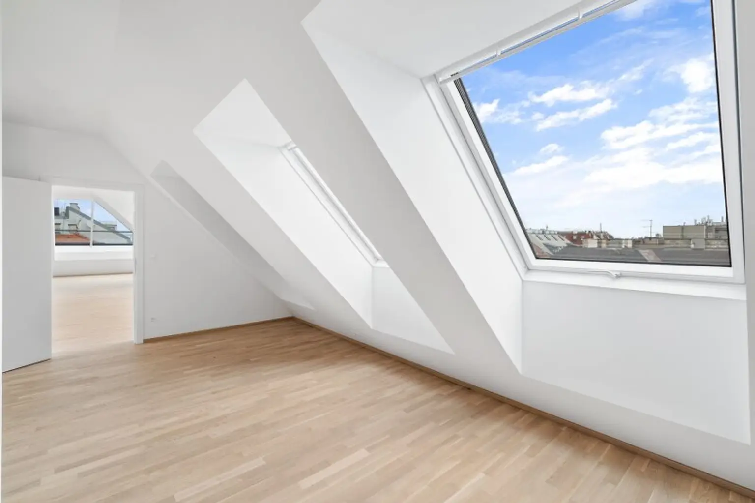 4-Zimmer-Dachgeschosswohnung (Massivbauweise) mit Terrasse und Dachterrasse in generalsaniertem Altbau