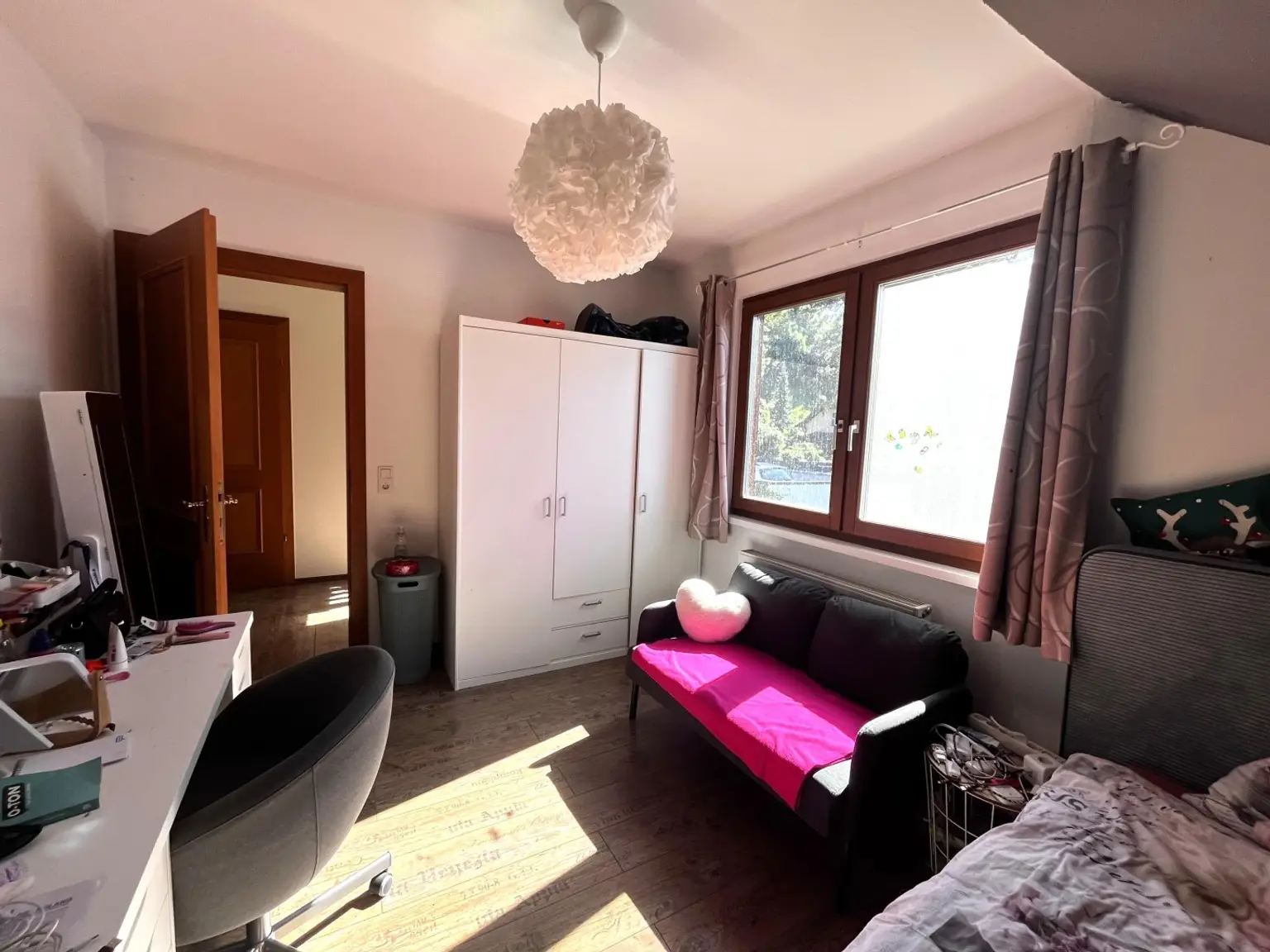 "Solides Haus mit Garten und Pool"