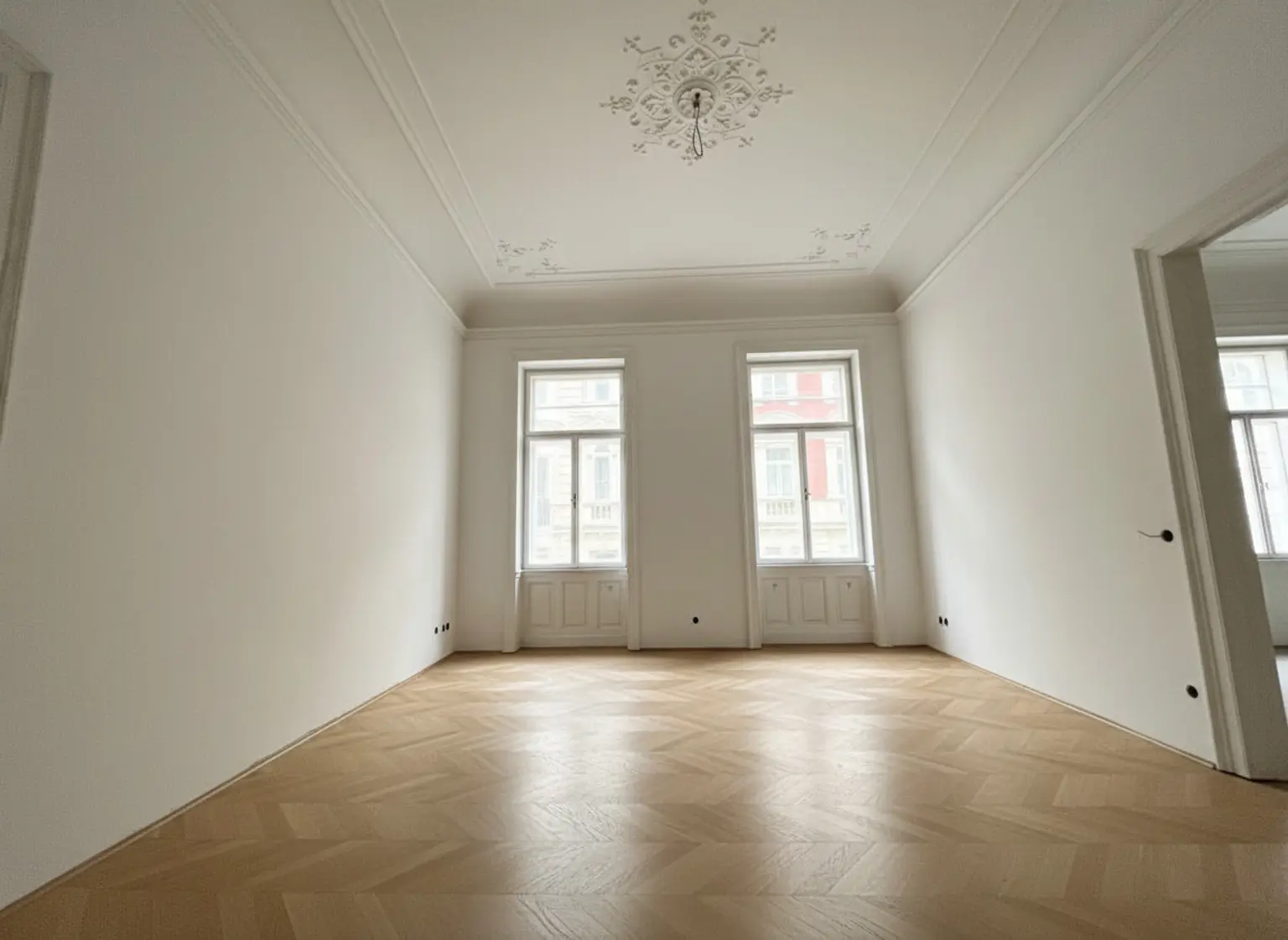 ERSTBEZUG NACH GENERALSANIERUNG: Erstklassige Altbauwohnung mit Stuckdecken in ruhiger Lage