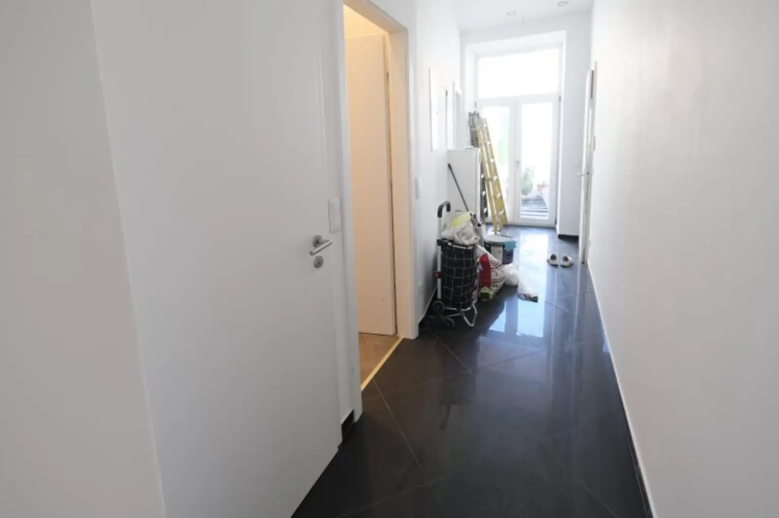 SIEBENBRUNNENPLATZ: Wohnküche + 2 Zimmer + 32 m² Terrasse (neben neuer U2-Station Reinprechtsdorfer Straße)