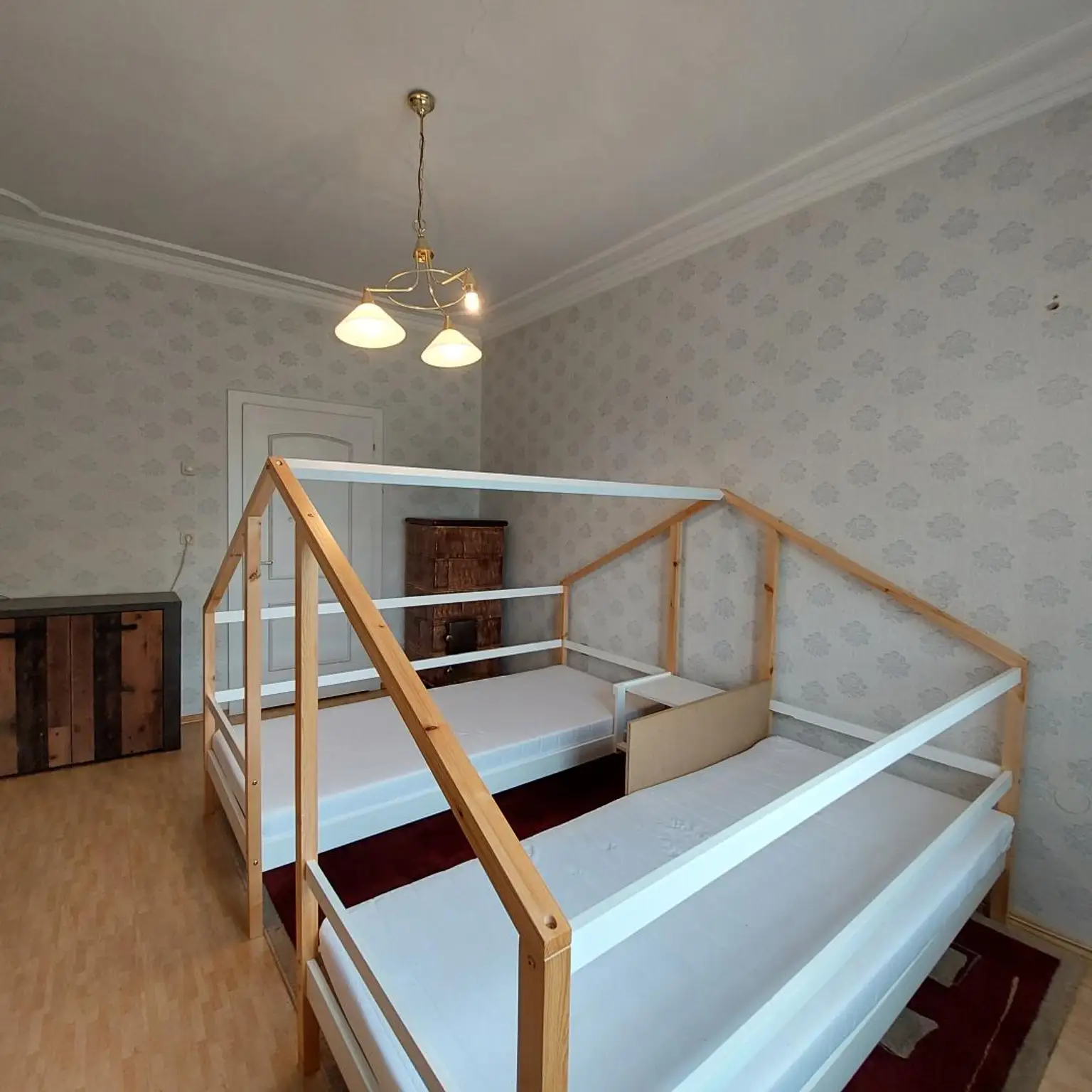 Mehrparteienhaus mit zwei Geschäftslokalen