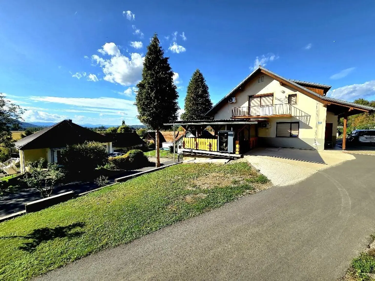 **Traumhaftes Mehrfamilienhaus im Grünen – Landleben pur!**