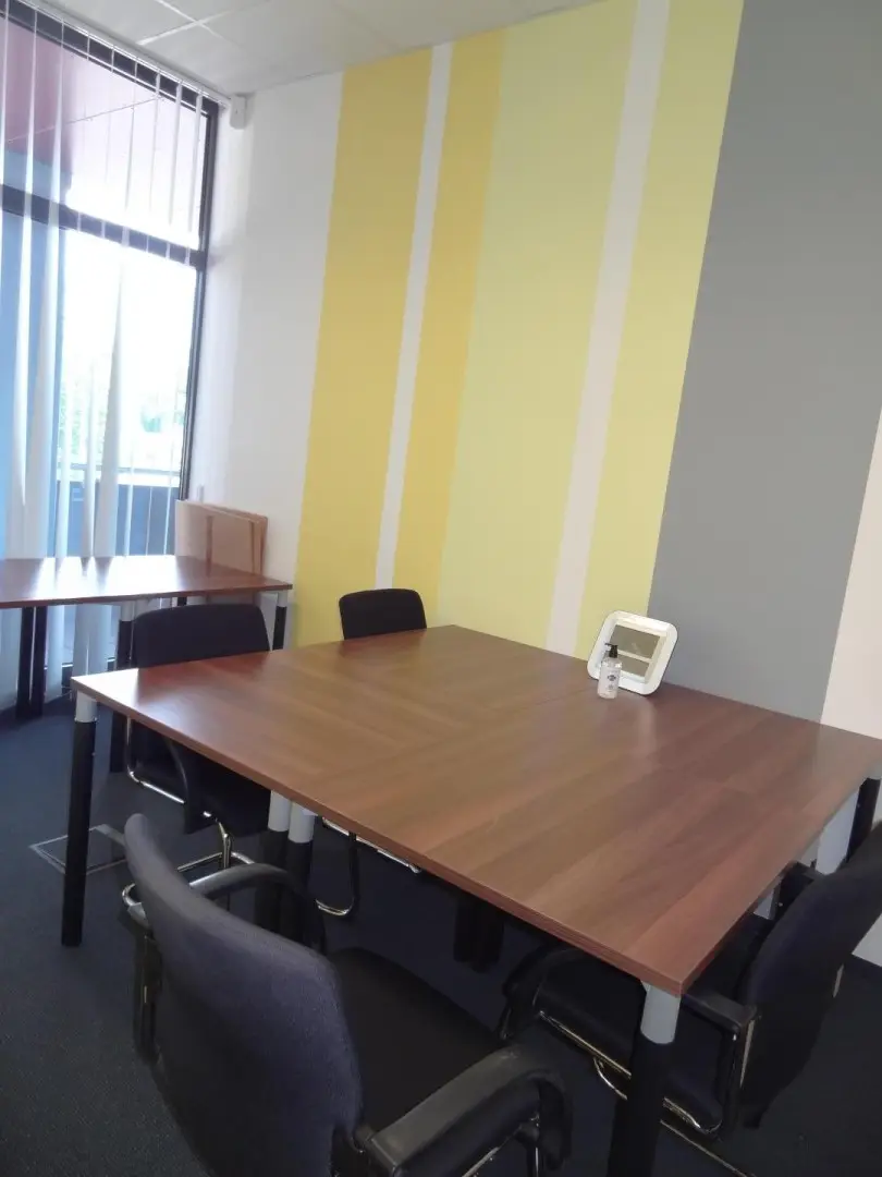 Büro- bzw. Besprechungsraum 01