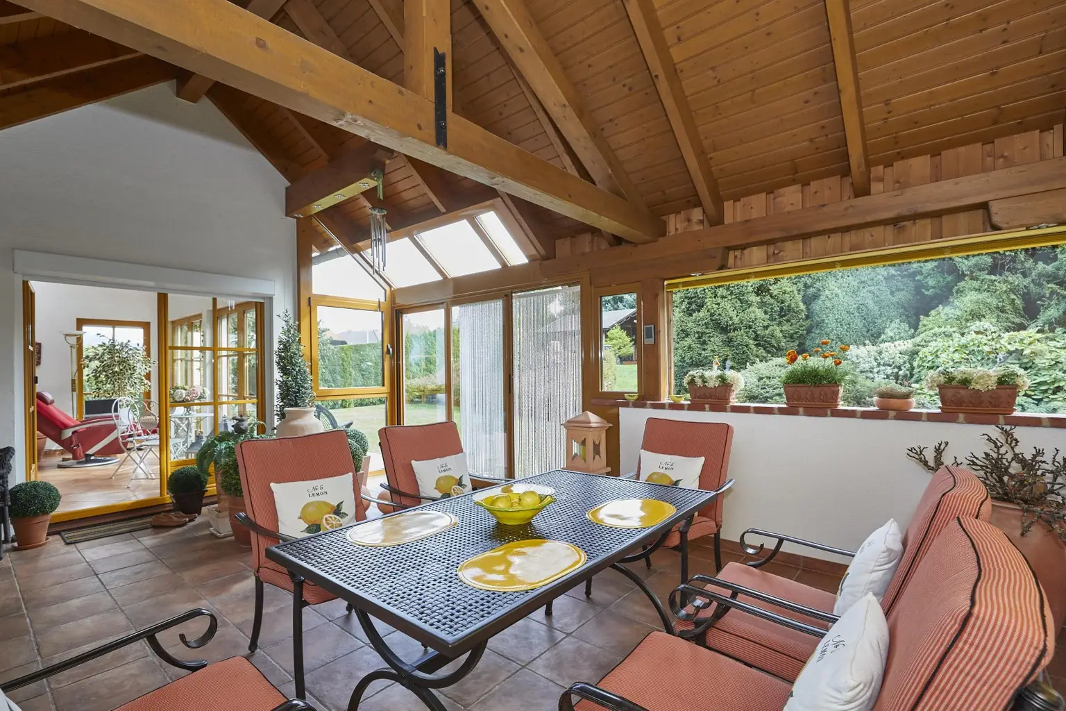 Großzügiges Wohnhaus mit wunderschönem Garten!