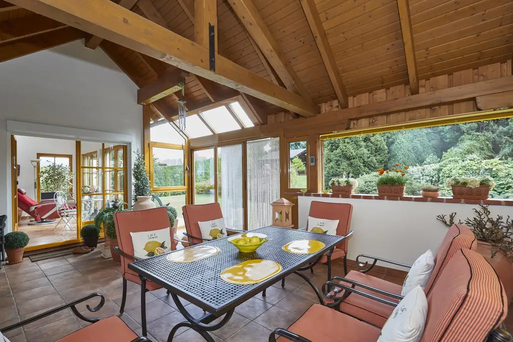 Großzügiges Wohnhaus mit wunderschönem Garten!