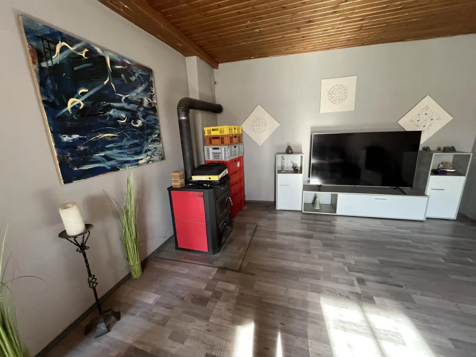 Wohnzimmer mit Holzofen