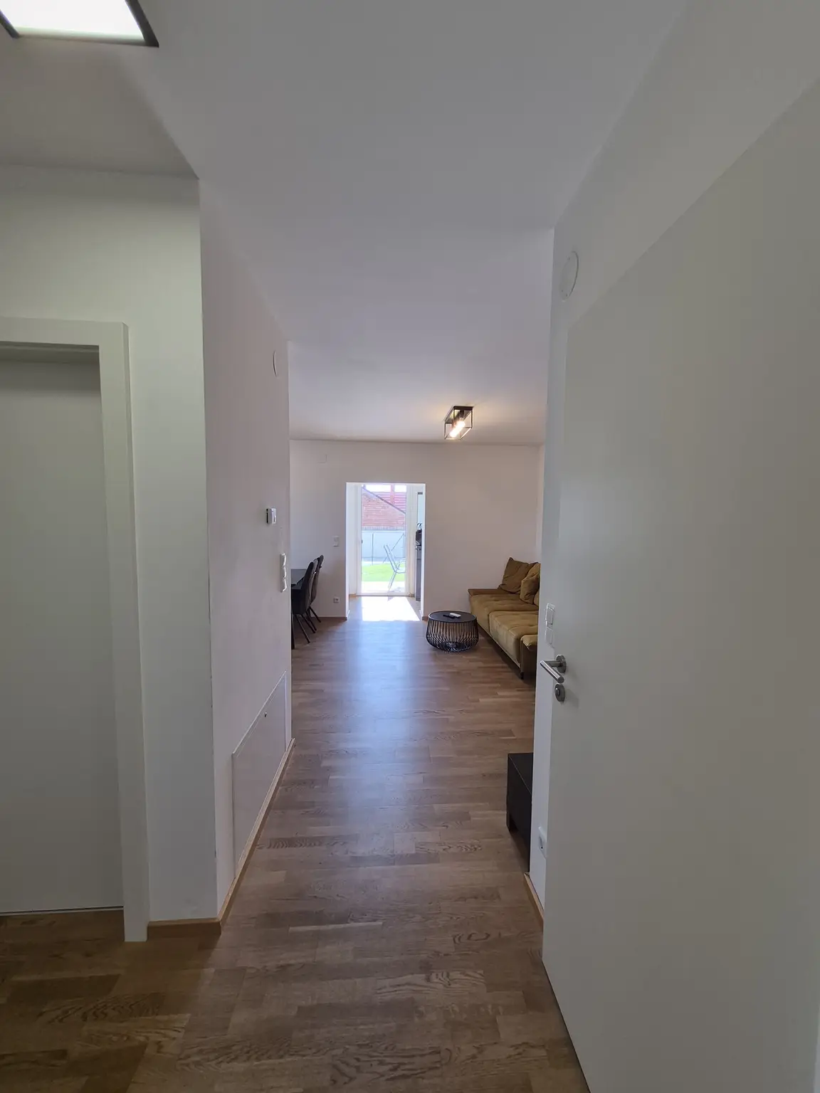 Ca. 64 m² Wohnung mit ca. 107 m² Eigengarten & Klimaanlage - Perfekt als Haupt- od. Zweitwohnsitz - Lebensqualität zwischen See und Reben