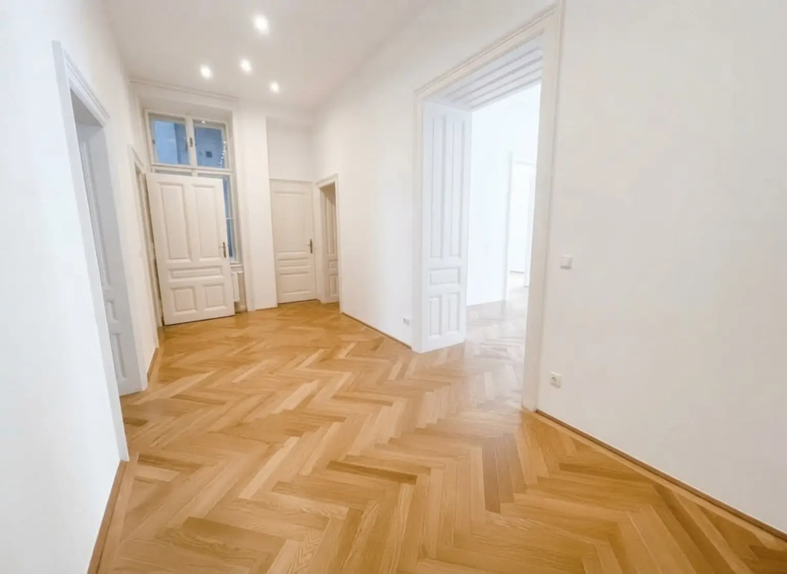 UNBEFRISTET: Klimatisierte, traumhafte Altbauwohnung mit Stuck in prominenter Lage / UNLIMITED: Air-conditioned, gorgeous apartment in a historic building in a prime location